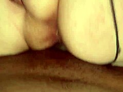 Грудаста МИЛФ са великим дупетом јаше црни пенис у влажном и дивљем домаћем видеу