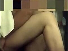 Ibu Turbanli memberikan blowjob buatan sendiri dalam video porno amatir ini