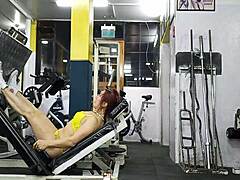 Gorąca MILF z muskularnymi nogami na gorący trening