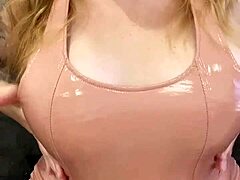 L'instruction de masturbation juteuse adore ses seins naturels et ses fesses dans une robe en latex