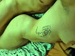 A tetovált tinédzser élvezi a különböző pozíciókat és a deepthroats spermát