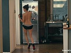 Brittany Murphy spiller hovedrollen i en varm håndjob-scene i topless