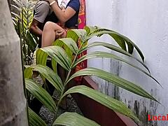 Mulher indiana madura em sari faz sexo ao ar livre no jardim da casa
