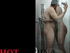 Kolombiyalı fahişe üvey oğluyla duşta doggystyle ve bareback seks yapıyor