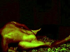 Amateurpar ägnar sig åt intensiv sex på ett hotellrum med stora bröst och en stor kuk