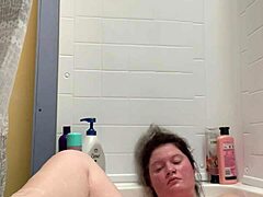 Vzrušená MILF sa sprchuje