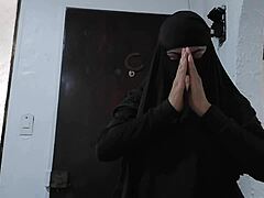 Arabisk MILF i svart niqab rider på analleksak och sprutar på webbkamera