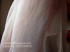 アリジー・サンゼスというアマチュア熟女がポルノビデオで彼女の自然な胸を披露している