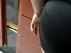 Pelayan Latina yang terangsang terganggu untuk blowjob panas