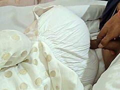 Bhabhi sardarni recebe sua boceta massageada e fodida em vídeo pornô HD
