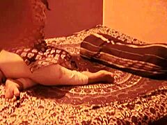 Bhabi z dużym tyłkiem daje zmysłowy masaż swojemu partnerowi