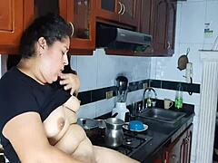 Латино аматерка се мастурбира у кухињи док њен полубрат гледа