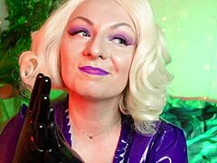 Rya Grander dominerer med gummihansker i en latex-fetisjvideo
