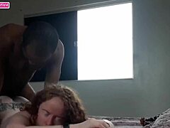 Egy dögös lánynak anális szexet és cumshotot ad egy nagy fekete farok