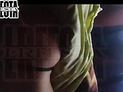 МИЛФ Цасеро се предаје оралној мастурбацији и когиди у пуном филму