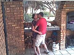 กล้องลับจับภาพภรรยาที่นอกใจและเพื่อนบ้านที่ไร้เดียงสาอายุ 18 ปี