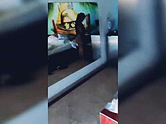 Uma jovem indiana é fodida pelo cornudo do patrão dela num quarto de hotel