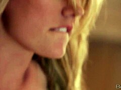 Brett Rossis natürliche Brüste hüpfen in einem High-Definition-Pornovideo