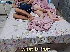 MILF Tia Gomez dengan payudara besar dan anak saudaranya berkongsi katil selepas majlis rumah baru