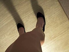 Una MILF amateur musculosa provoca con sus largas piernas y fetiche de pies