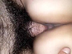 MILF Latina dengan pantat besar menikmati menunggang zakar berbulu besar hingga orgasme