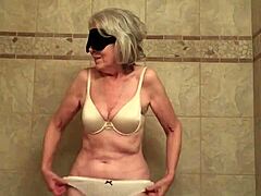 Une femme âgée se déshabille et taquine dans une vidéo humiliante