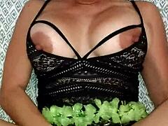 Xania Lomask ejaculeert hard op haar grote borsten en vingers in een solo masturbatievideo
