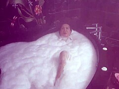 Μια αισθησιακή MILF απολαμβάνει ένα ζεστό μπάνιο στη σάουνα