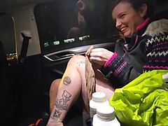 Μια ερασιτέχνης MILF παίρνει τον κώλο της από έναν οδηγό φορτηγού σε ένα δωμάτιο ξενοδοχείου