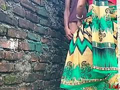 Una ragazza indiana e suo marito condividono un incontro intenso sul muro