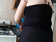 Hemgjord video av flickvännen som slickar sin styvmors fitta