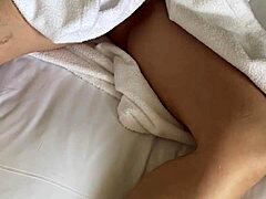 Masturbation matinale amateur d'Awa sensum