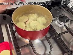 Seksi kojot udoban kuhar vas uči kako da napravite slatki krumpirić sa preokretom