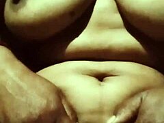 ميلف هندية جذابة تعرض كسها العاري وثدييها الكبيرين في عملية الاستمناء المنفردة