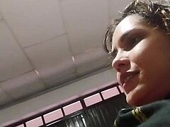 Vrela kolumbijska školska devojka sa velikom guzom voli da jebe svog brata pred kamerom