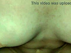 Najmladšia dievčina ukazuje svoje malé prsia a veľkú zadnicu v domácej pornografii