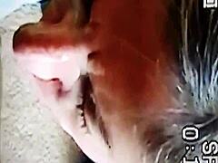 Η ώριμη μαμά παίρνει ένα cumshot facial