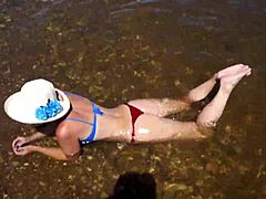 MILF in bikini si bagna nel fiume Volga