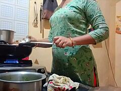 Amaterska indijska žena trdo pofuka v kuhinji