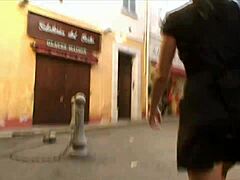 Alex Zothberg, model BDSM, berjalan dengan tumit tinggi dan telanjang di Antibes