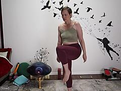 Video in HD di una sexy mamma matura che insegna a masturbarsi il culo e il cammeltoe vestito