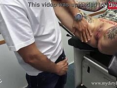 MILF amateur recibe una visita sucia del doctor en video HD