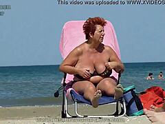 Aikuiset mummot nauttivat rannalla
