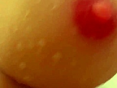 Deze Russische milf met haar mooie borsten laat je zien hoe ze haar vriendjes grote borsten wast