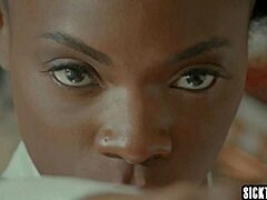 Hotte ebony babes tilfredsstiller deres seksuelle lyster i denne lesbiske video