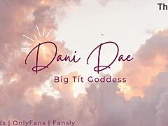 이 비디오에서 Dani Daes의 큰 가슴과 성숙한 엉덩이가 흔들리는 것을 보세요