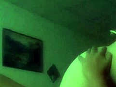 Soția matură călărește o pulă mare într-un video făcut acasă