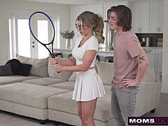 Cory Chase สอนลูกชายของเธอวิธีใช้ควยของเขาเหมือนลูกเตะเทนนิส
