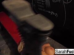 Sarah'ın hapishane deneyimi sıcak ve sıcak bir anal seks içeriyor